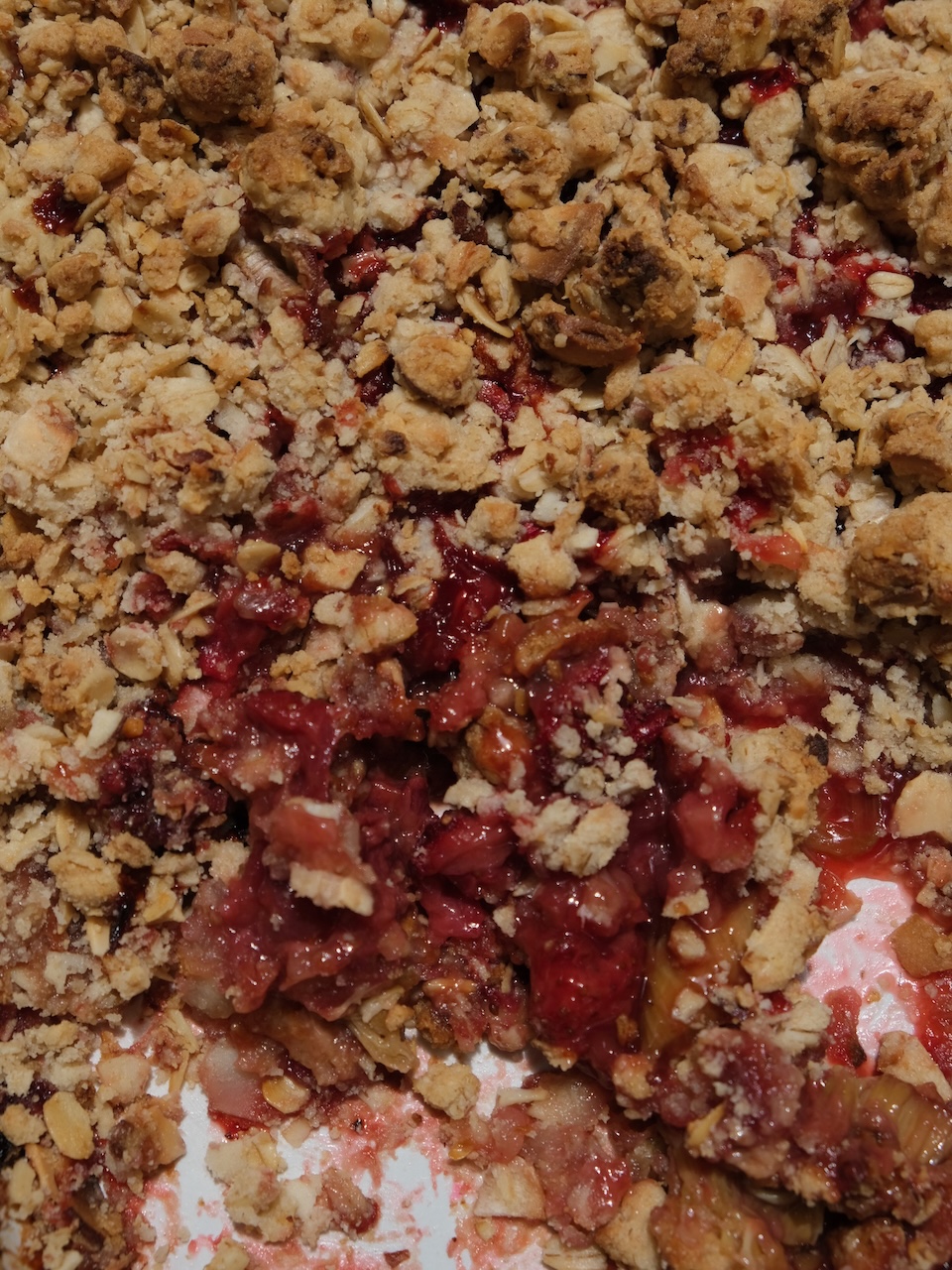 strawberry rhubarb crisp up close